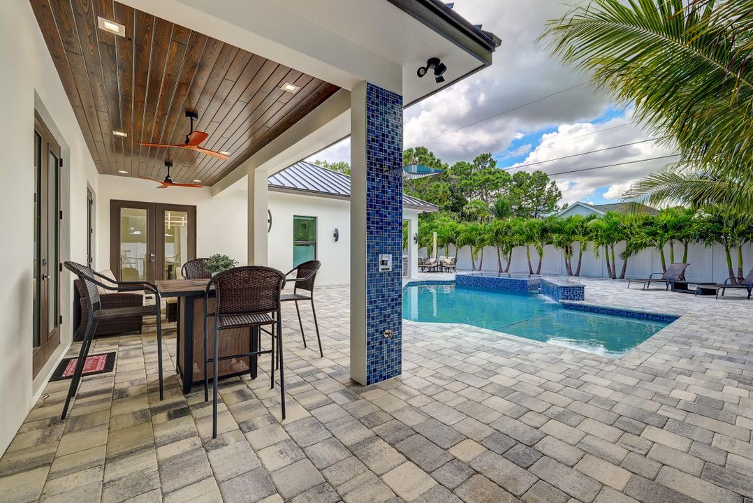 For Sale: $949,000 (4 beds, 4 baths, 2221 Square Feet)