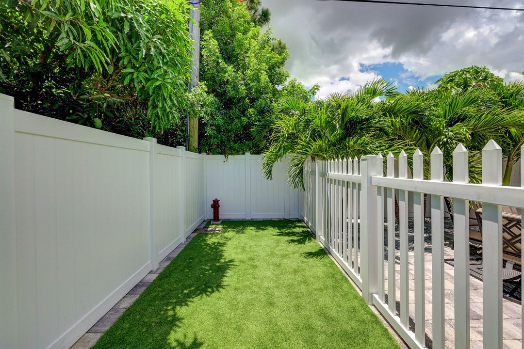 For Sale: $949,000 (4 beds, 4 baths, 2221 Square Feet)