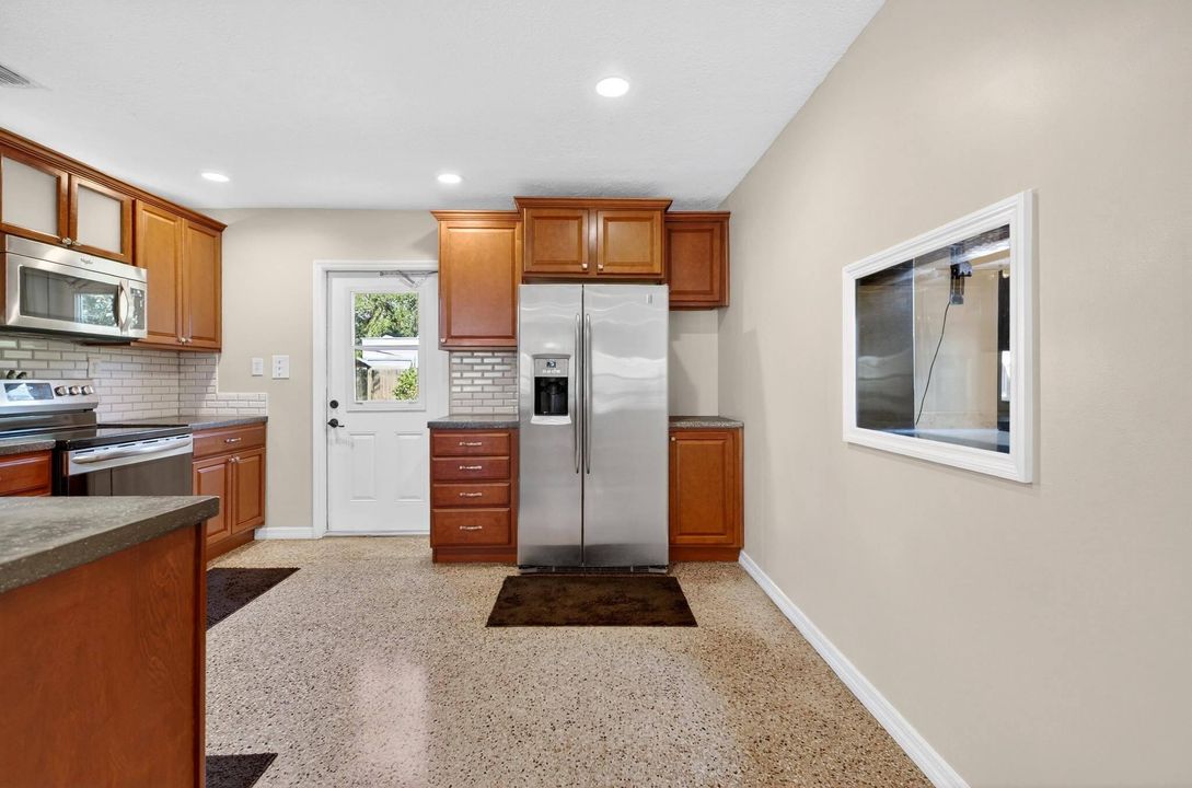 For Sale: $300,000 (4 beds, 1 baths, 1298 Square Feet)