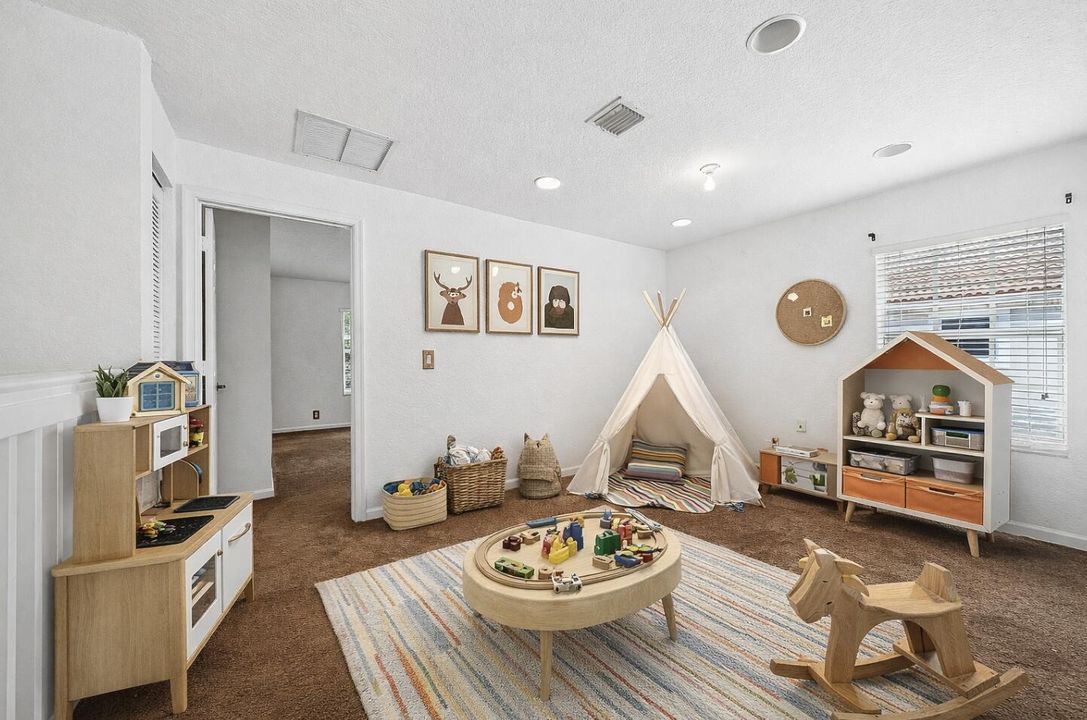 For Sale: $609,500 (4 beds, 2 baths, 1805 Square Feet)