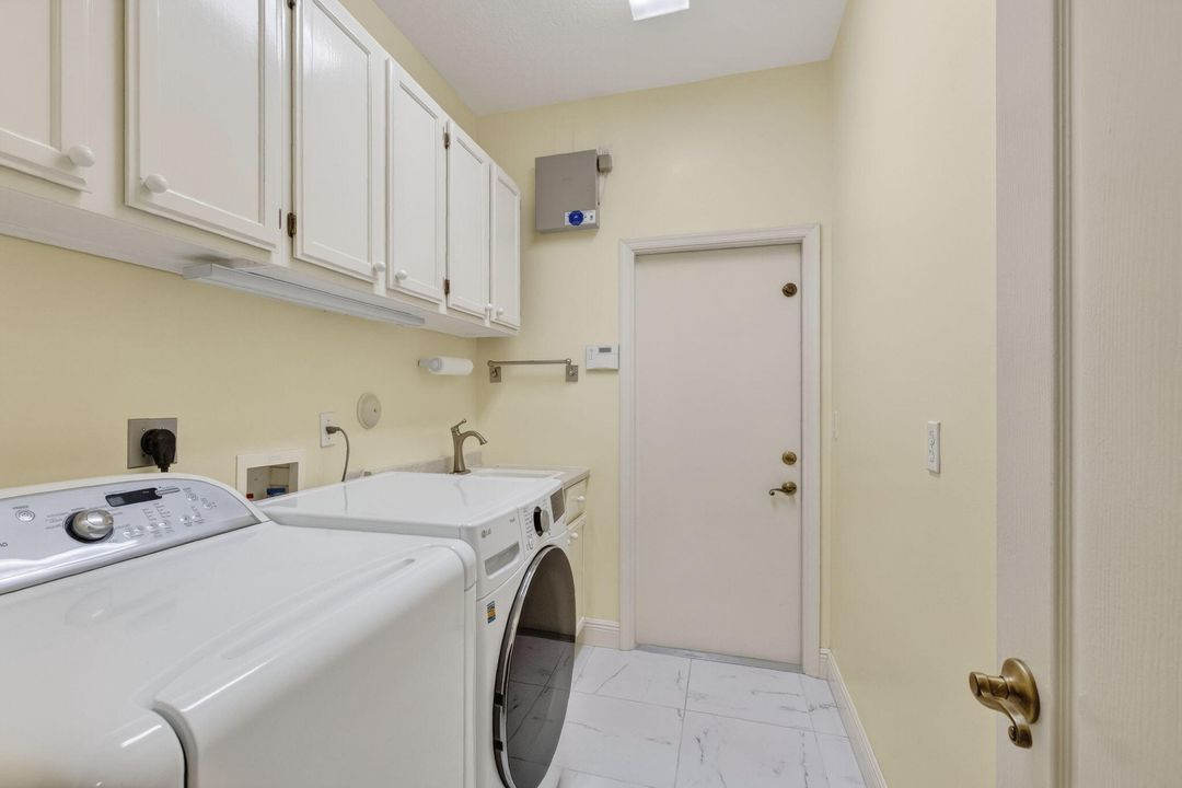 For Sale: $830,000 (4 beds, 4 baths, 3001 Square Feet)