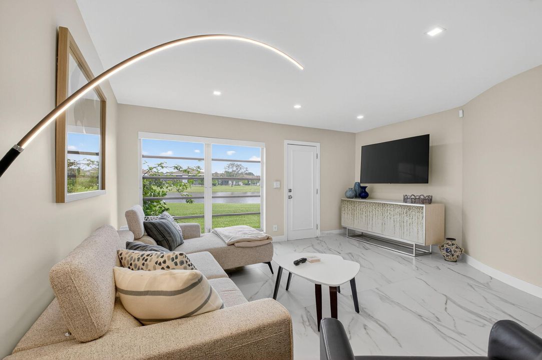 На продажу: $375,000 (2 спален, 2 ванн, 1211 Квадратных фут)