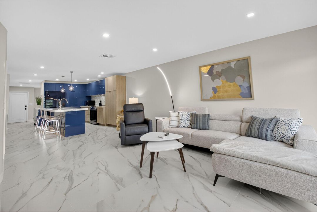 На продажу: $375,000 (2 спален, 2 ванн, 1211 Квадратных фут)