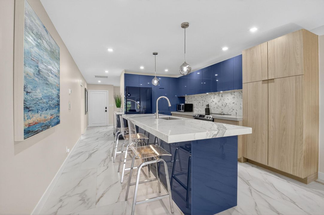 На продажу: $375,000 (2 спален, 2 ванн, 1211 Квадратных фут)