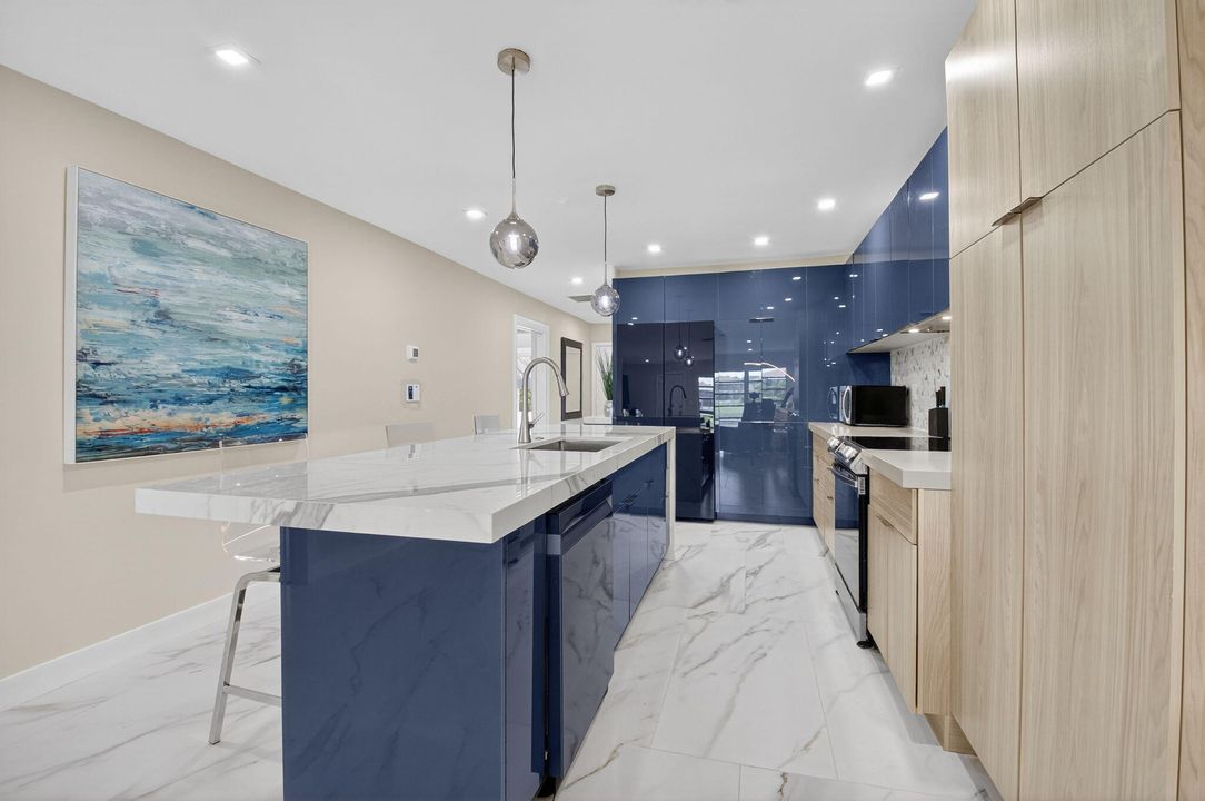 На продажу: $375,000 (2 спален, 2 ванн, 1211 Квадратных фут)