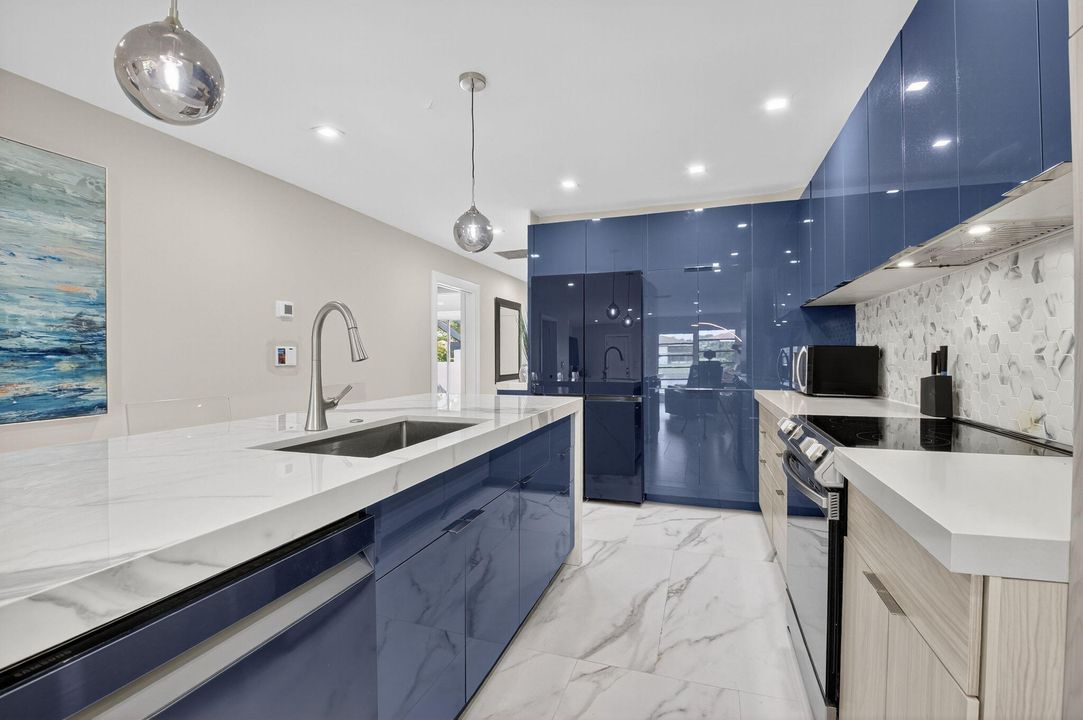 На продажу: $375,000 (2 спален, 2 ванн, 1211 Квадратных фут)