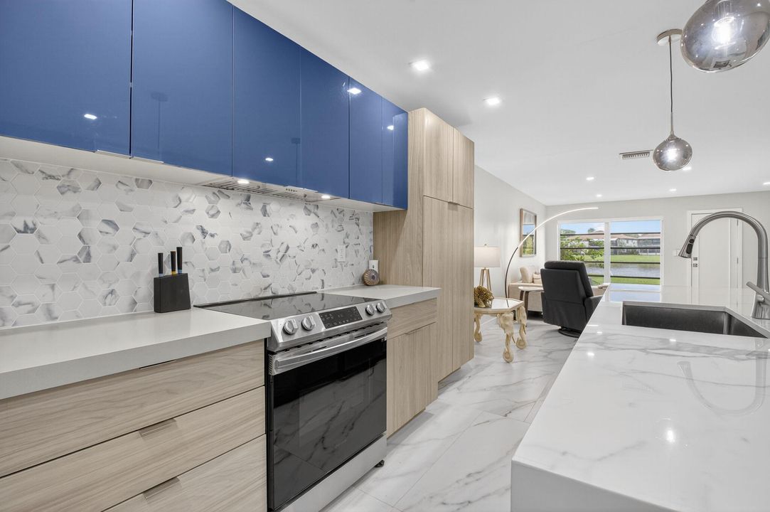 На продажу: $375,000 (2 спален, 2 ванн, 1211 Квадратных фут)