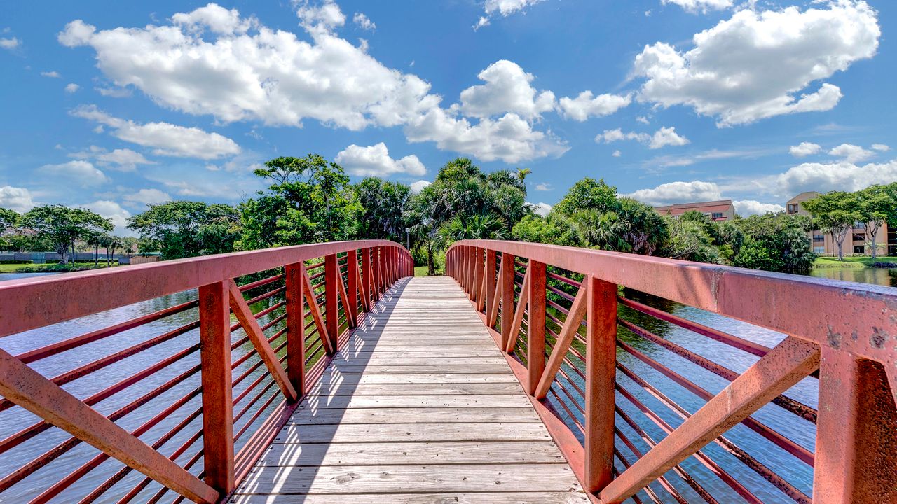 For Sale: $439,000 (2 beds, 2 baths, 1175 Square Feet)