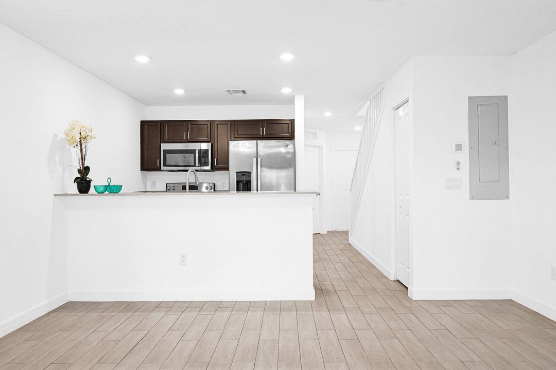 На продажу: $388,800 (3 спален, 3 ванн, 1303 Квадратных фут)