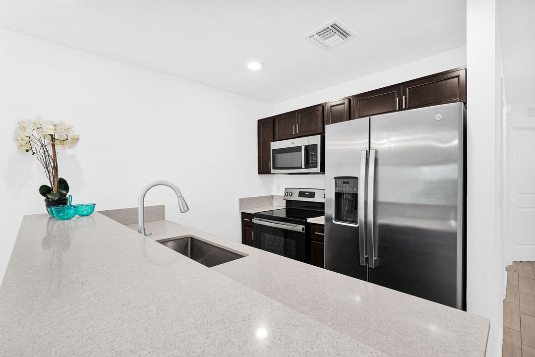 На продажу: $388,800 (3 спален, 3 ванн, 1303 Квадратных фут)