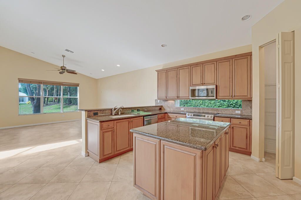 На продажу: $649,999 (4 спален, 2 ванн, 2796 Квадратных фут)