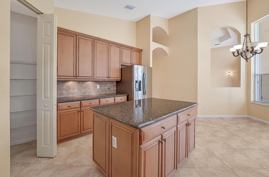 На продажу: $649,999 (4 спален, 2 ванн, 2796 Квадратных фут)