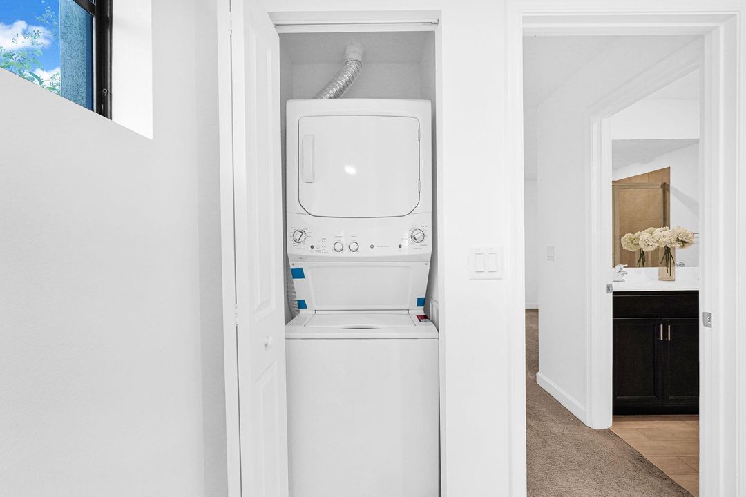 На продажу: $388,800 (3 спален, 3 ванн, 1303 Квадратных фут)