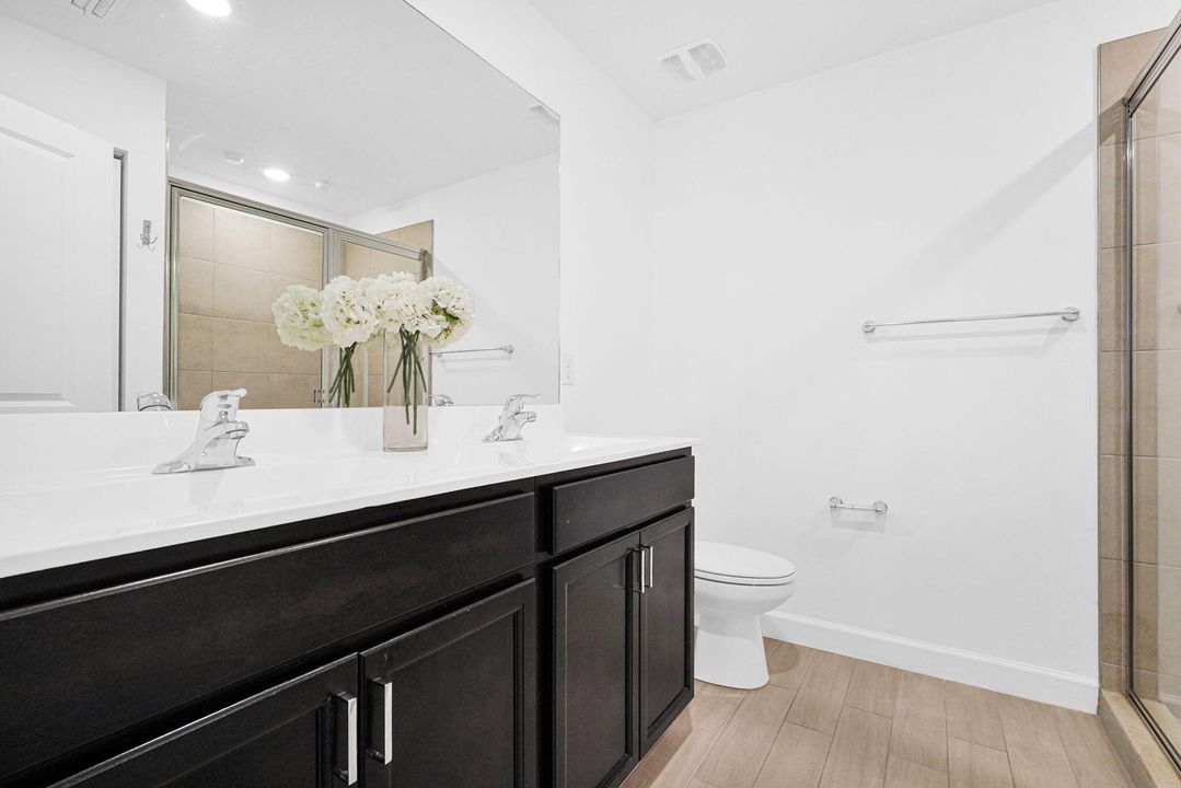 На продажу: $388,800 (3 спален, 3 ванн, 1303 Квадратных фут)