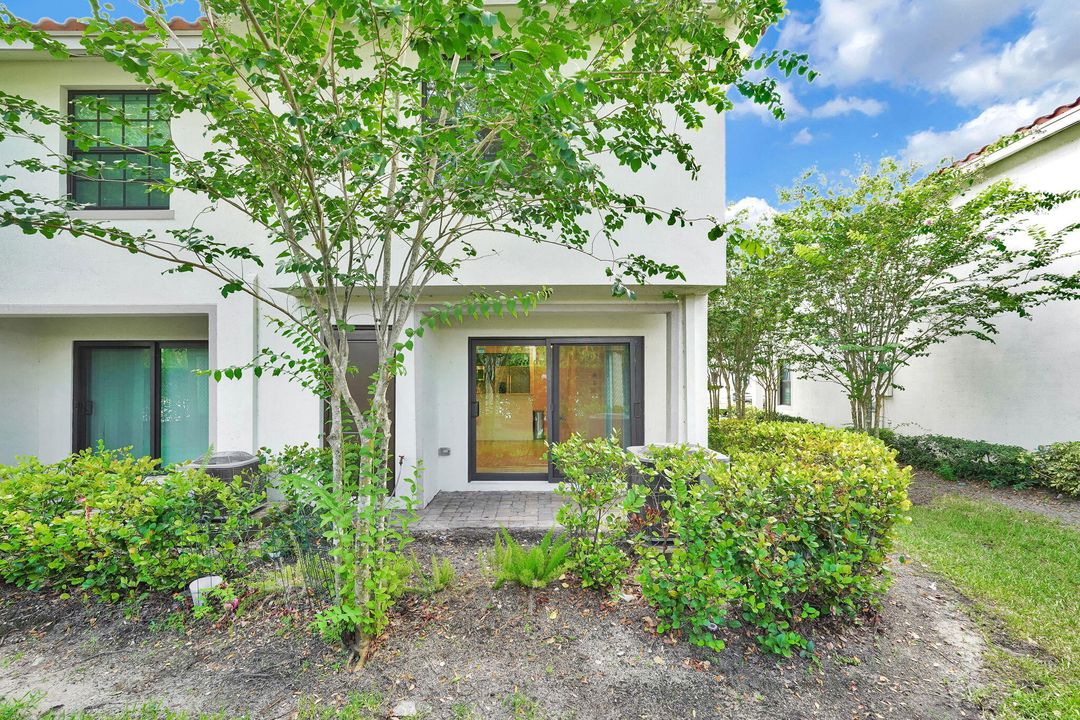 На продажу: $388,800 (3 спален, 3 ванн, 1303 Квадратных фут)