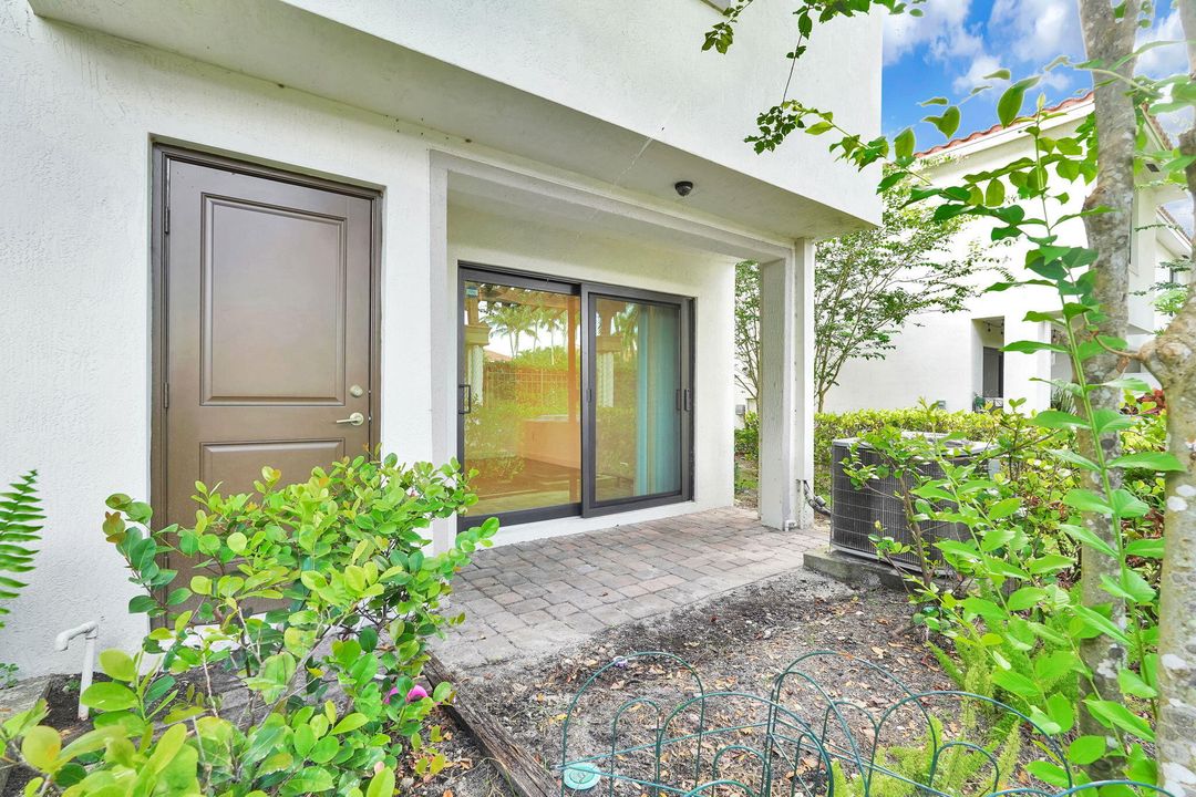 На продажу: $388,800 (3 спален, 3 ванн, 1303 Квадратных фут)