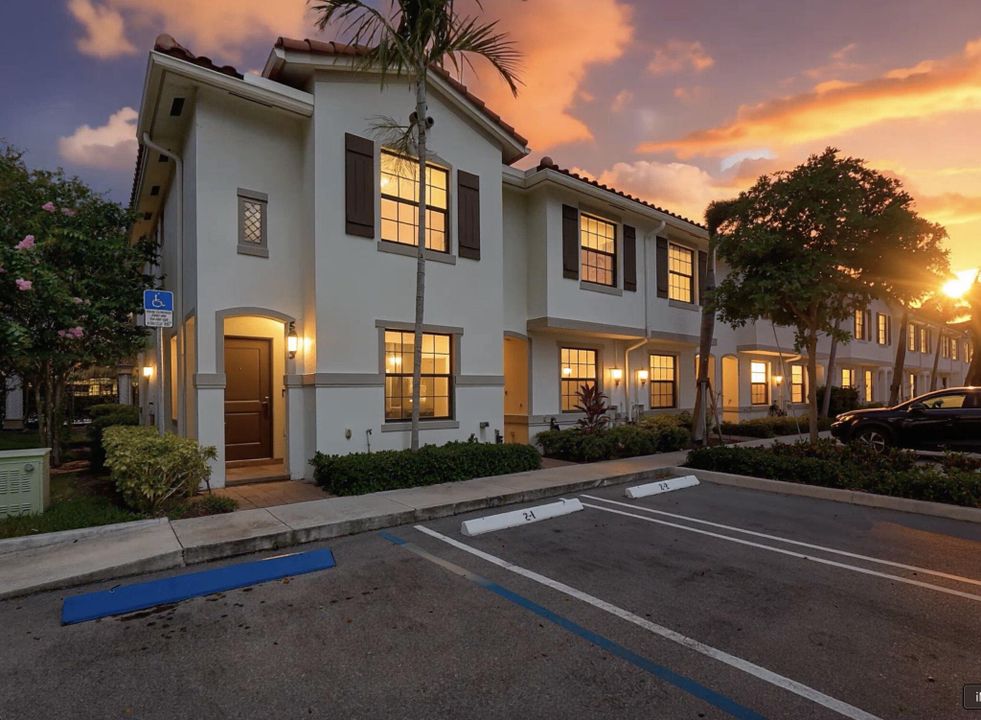 На продажу: $388,800 (3 спален, 3 ванн, 1303 Квадратных фут)