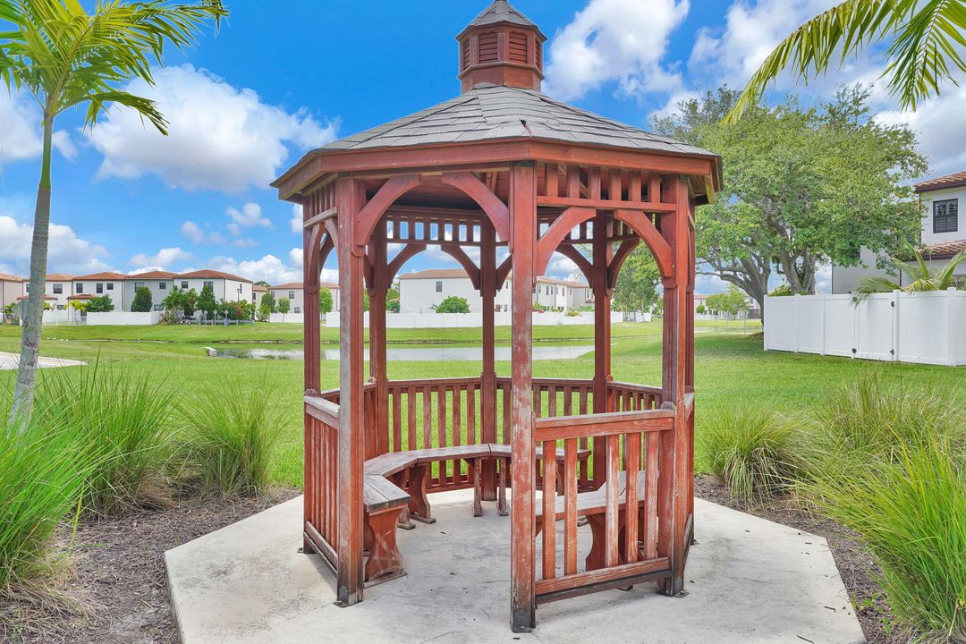 На продажу: $388,800 (3 спален, 3 ванн, 1303 Квадратных фут)