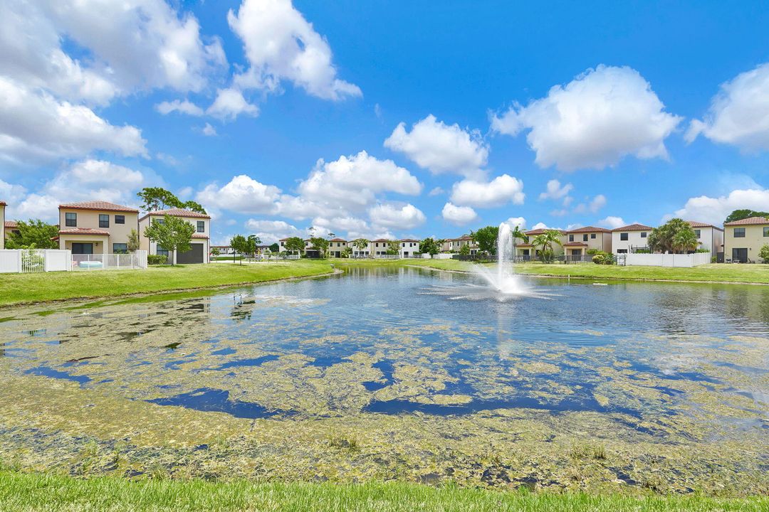 На продажу: $388,800 (3 спален, 3 ванн, 1303 Квадратных фут)