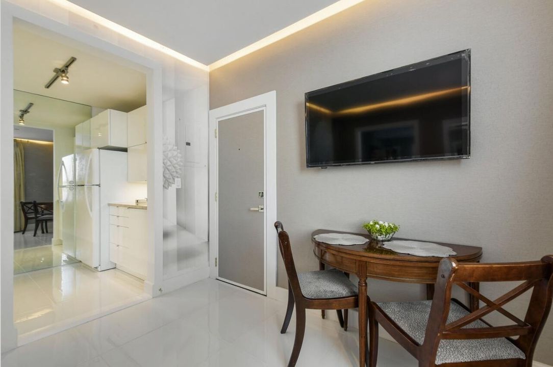 For Sale: $650,000 (1 beds, 1 baths, 480 Square Feet)