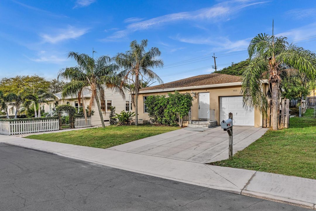 For Sale: $335,000 (2 beds, 1 baths, 1176 Square Feet)