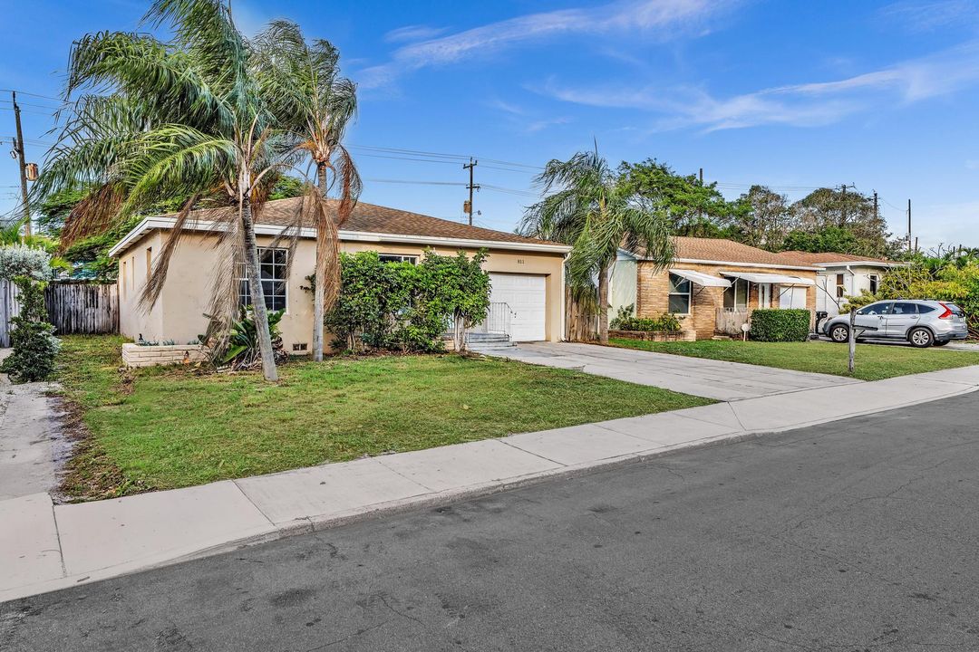 For Sale: $335,000 (2 beds, 1 baths, 1176 Square Feet)