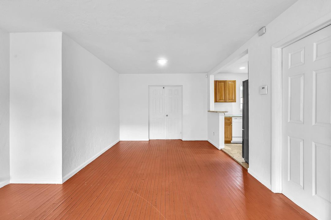 For Sale: $335,000 (2 beds, 1 baths, 1176 Square Feet)