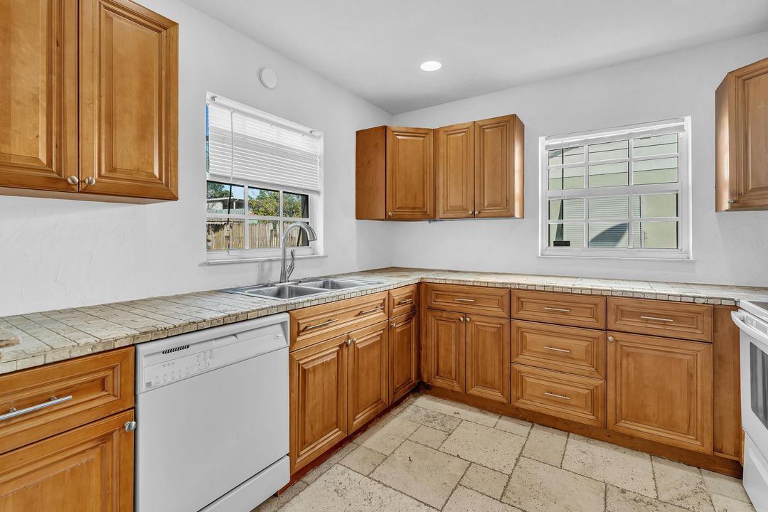 For Sale: $335,000 (2 beds, 1 baths, 1176 Square Feet)