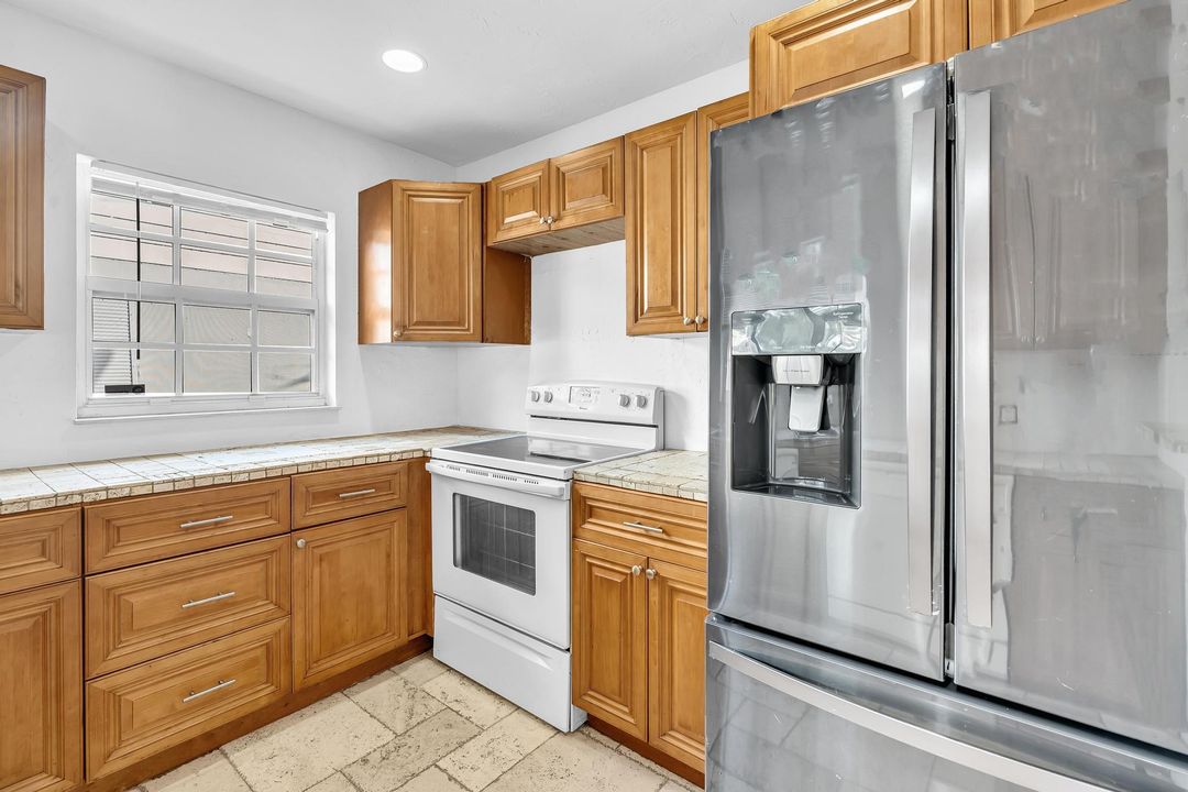 For Sale: $335,000 (2 beds, 1 baths, 1176 Square Feet)