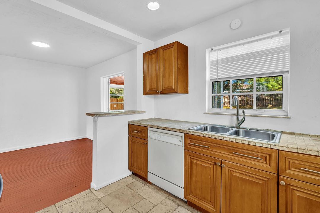 For Sale: $335,000 (2 beds, 1 baths, 1176 Square Feet)