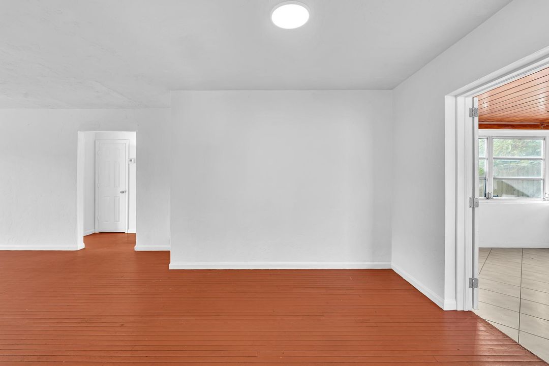 For Sale: $335,000 (2 beds, 1 baths, 1176 Square Feet)