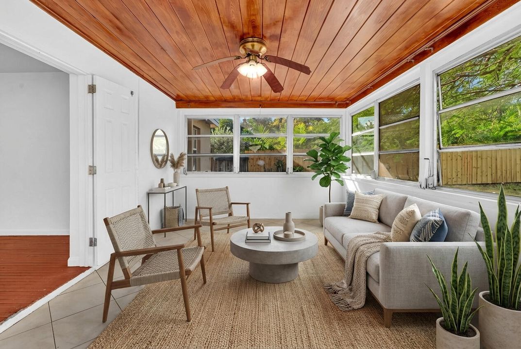 For Sale: $335,000 (2 beds, 1 baths, 1176 Square Feet)