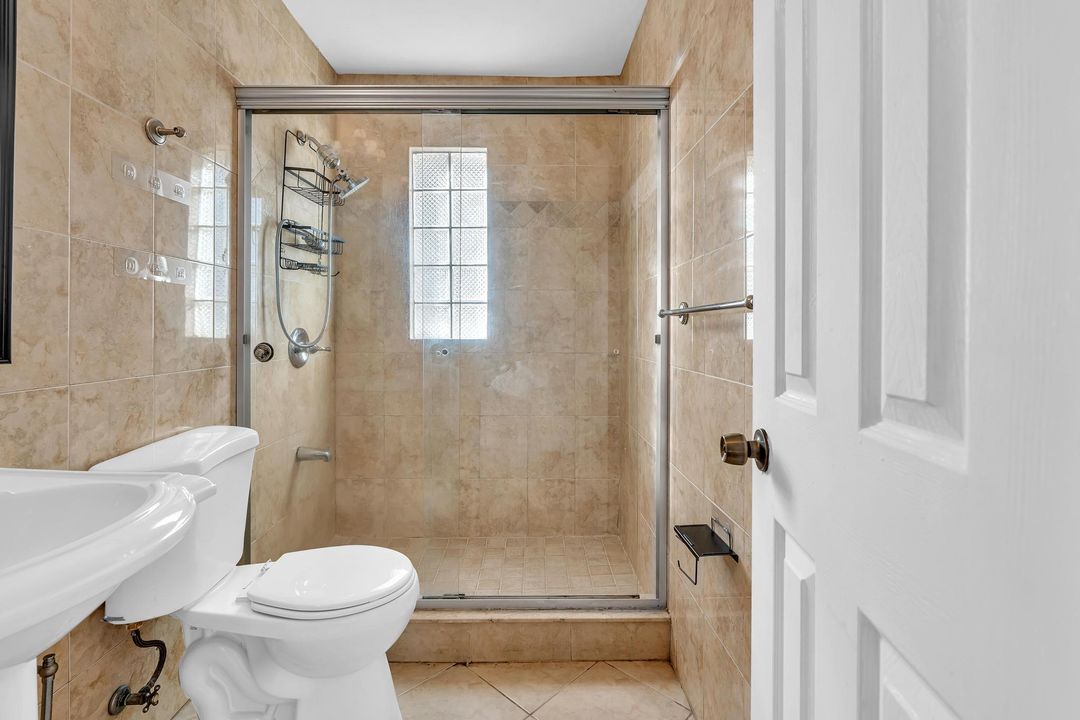 For Sale: $335,000 (2 beds, 1 baths, 1176 Square Feet)