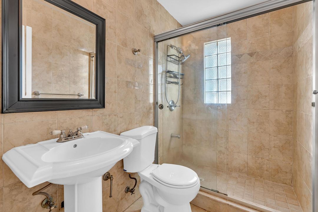 For Sale: $335,000 (2 beds, 1 baths, 1176 Square Feet)