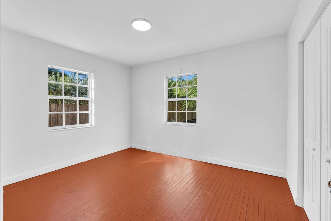 For Sale: $335,000 (2 beds, 1 baths, 1176 Square Feet)