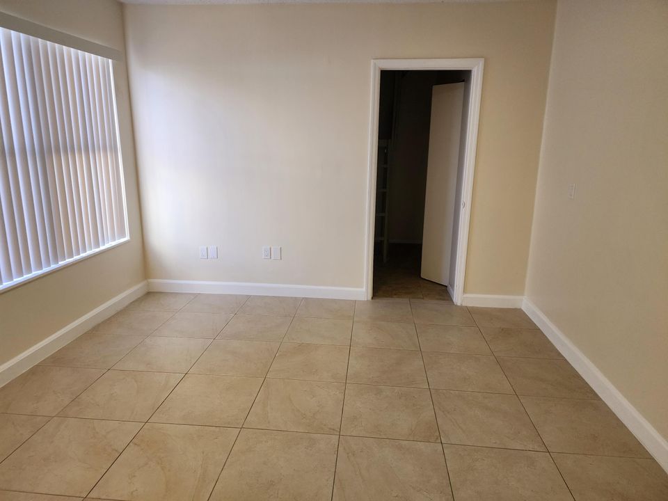 For Sale: $309,000 (2 beds, 2 baths, 924 Square Feet)