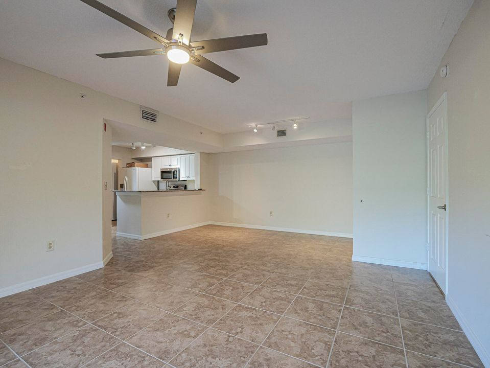 На продажу: $210,000 (2 спален, 2 ванн, 1127 Квадратных фут)