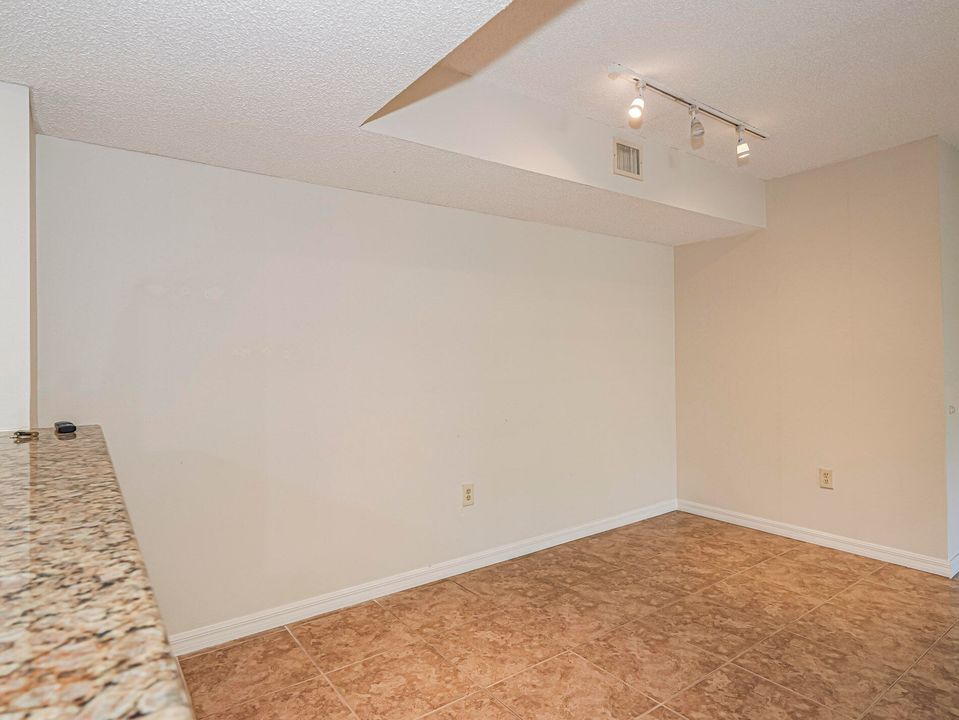 На продажу: $210,000 (2 спален, 2 ванн, 1127 Квадратных фут)