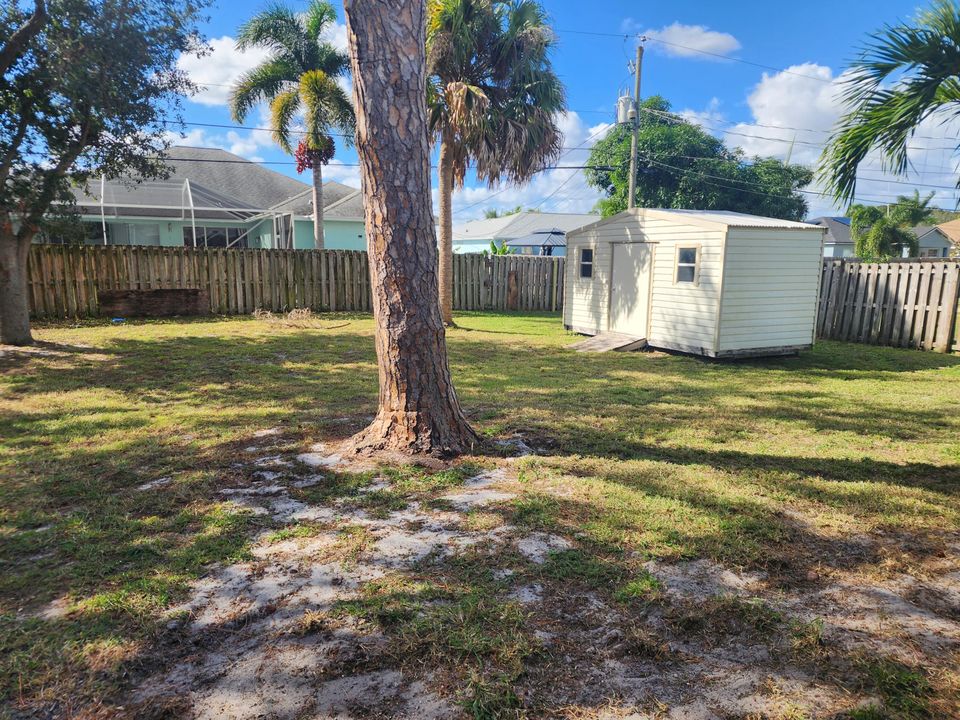 For Sale: $309,000 (2 beds, 2 baths, 924 Square Feet)