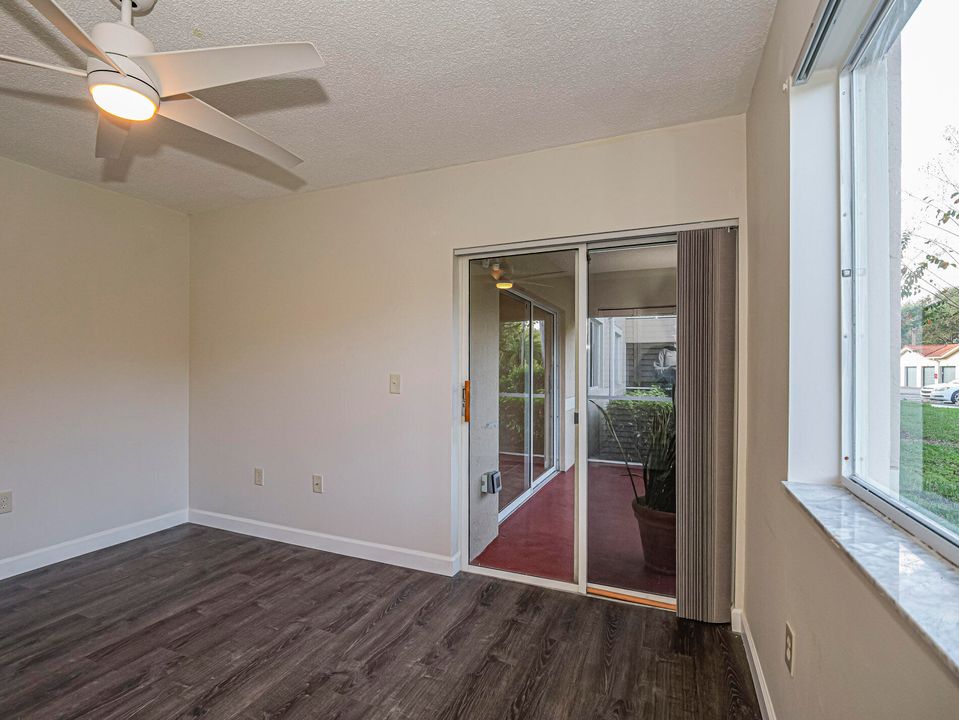 На продажу: $210,000 (2 спален, 2 ванн, 1127 Квадратных фут)