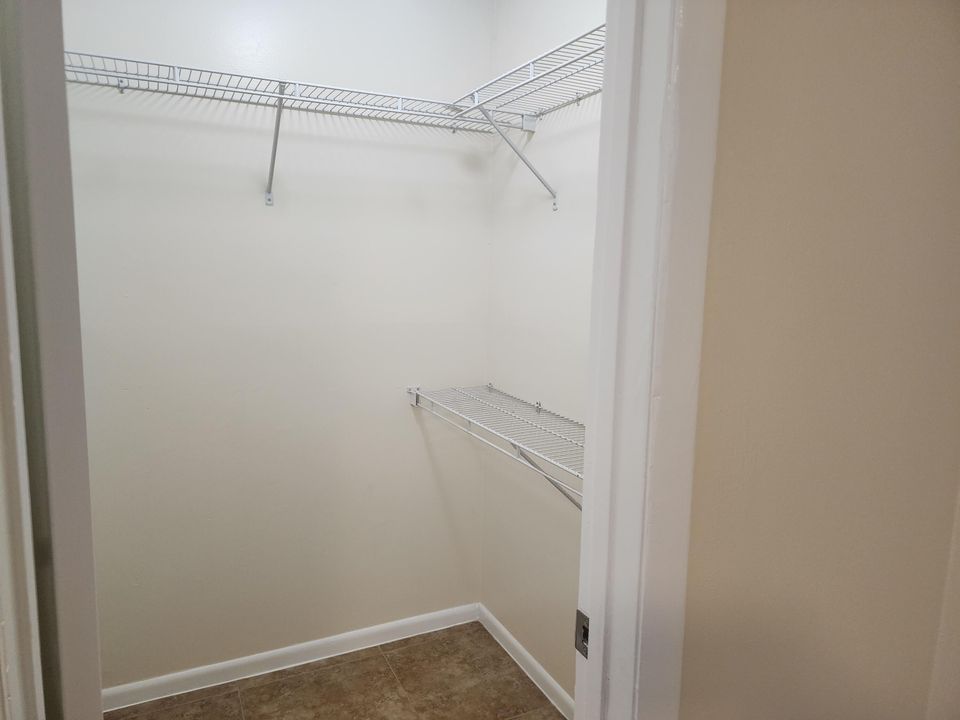 For Sale: $309,000 (2 beds, 2 baths, 924 Square Feet)