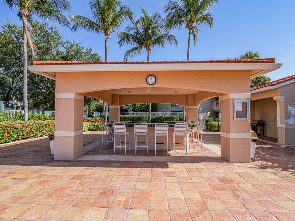 На продажу: $210,000 (2 спален, 2 ванн, 1127 Квадратных фут)