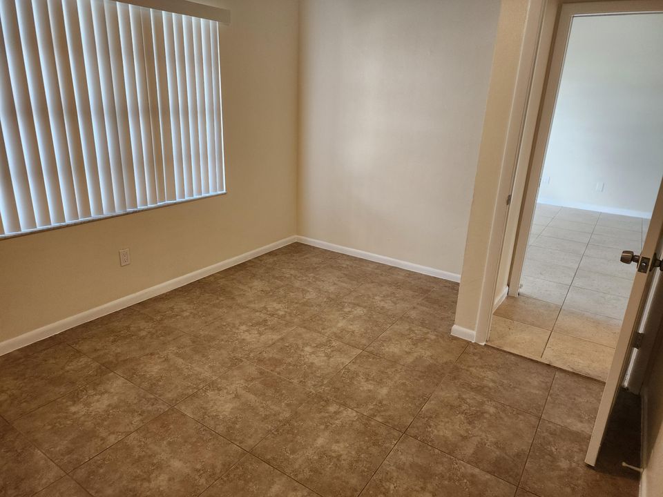 For Sale: $309,000 (2 beds, 2 baths, 924 Square Feet)