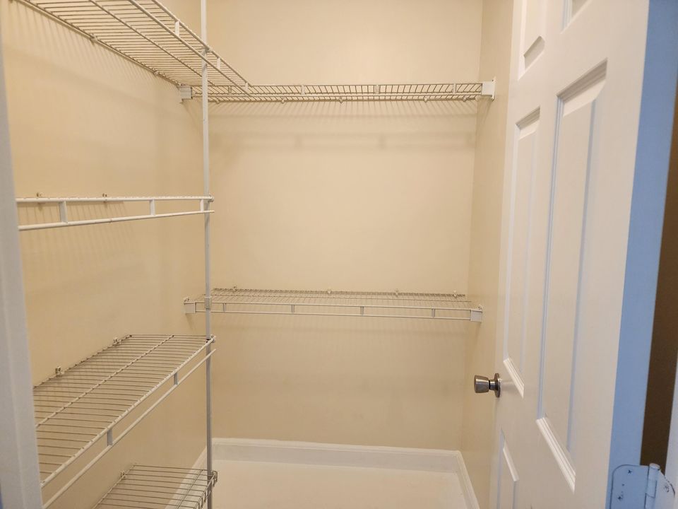 For Sale: $309,000 (2 beds, 2 baths, 924 Square Feet)