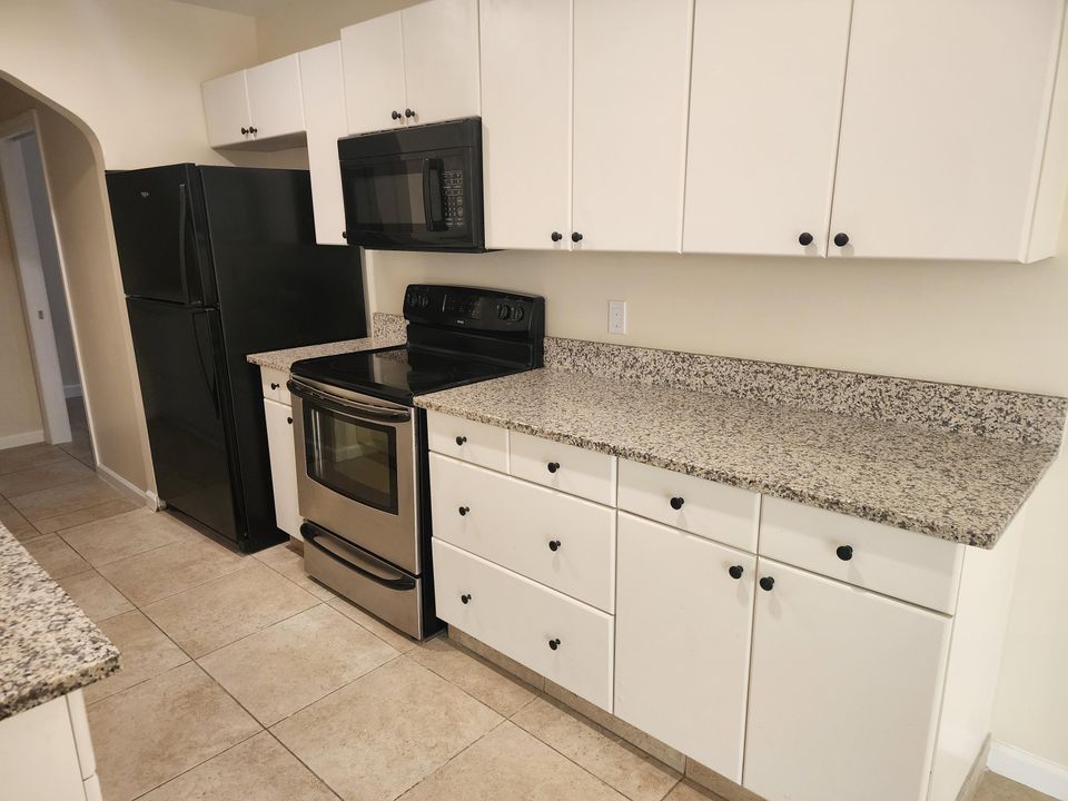 For Sale: $309,000 (2 beds, 2 baths, 924 Square Feet)