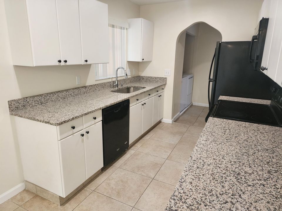 For Sale: $309,000 (2 beds, 2 baths, 924 Square Feet)