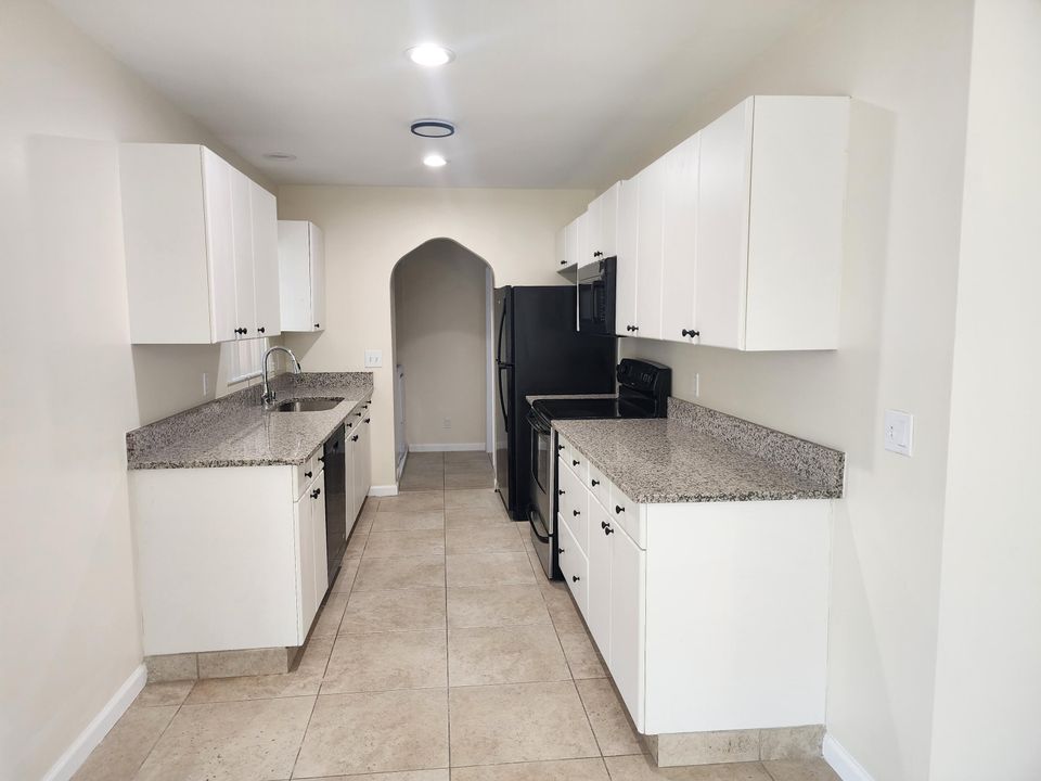 For Sale: $309,000 (2 beds, 2 baths, 924 Square Feet)