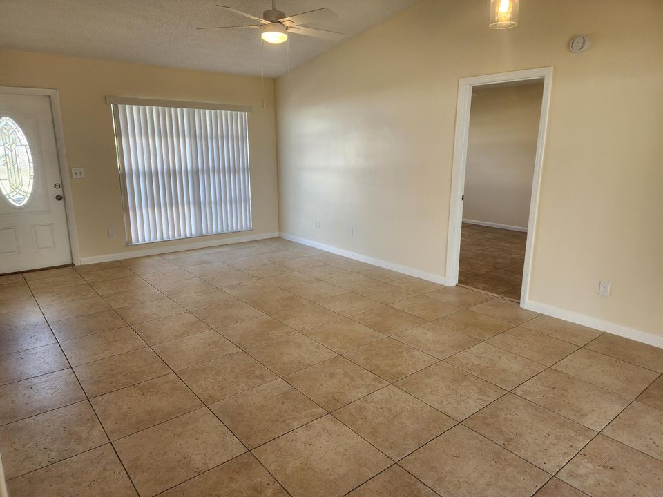 For Sale: $309,000 (2 beds, 2 baths, 924 Square Feet)