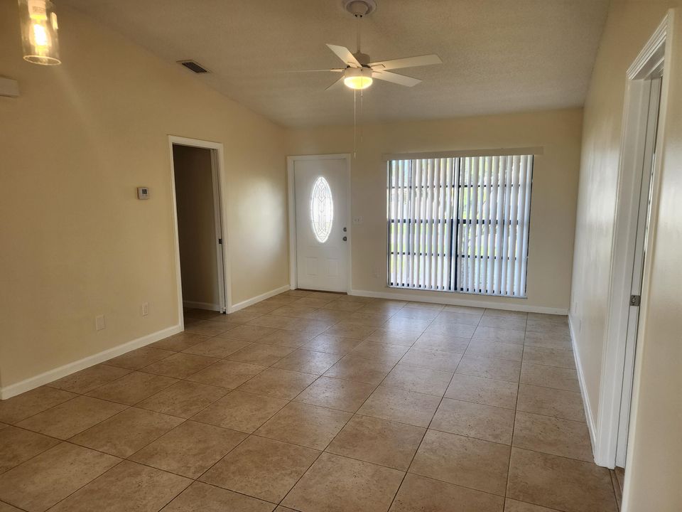 For Sale: $309,000 (2 beds, 2 baths, 924 Square Feet)