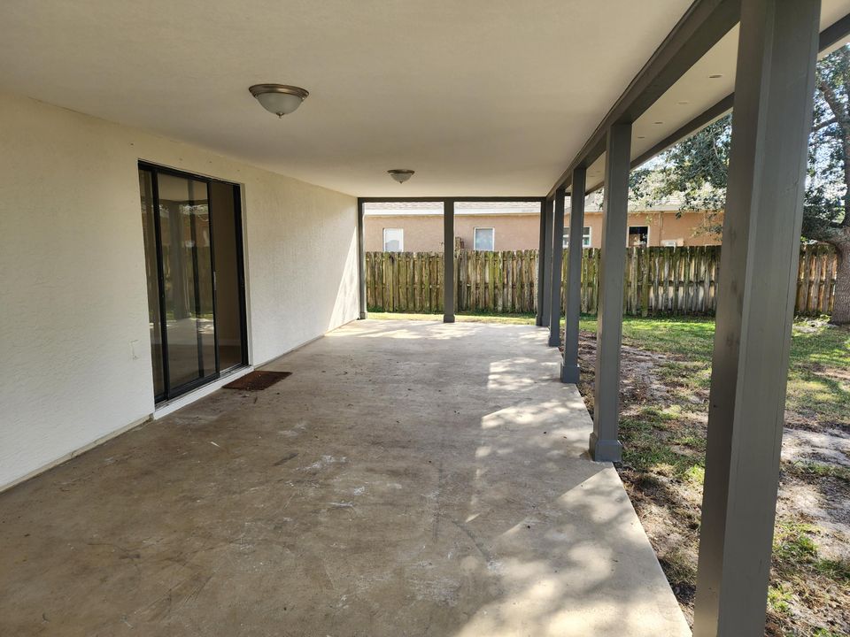 For Sale: $309,000 (2 beds, 2 baths, 924 Square Feet)